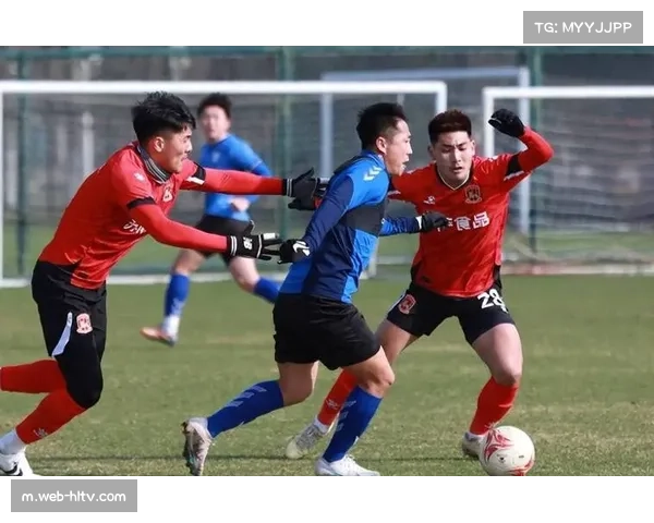 大连英博防线组织漏洞频出 两轮失九球暴露三中卫体系协同不足